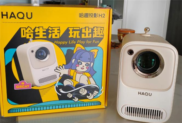 比高 哈趣 H2 更适合年轻人选择九游会J9入口宿舍投影仪哪一款性价(图4)