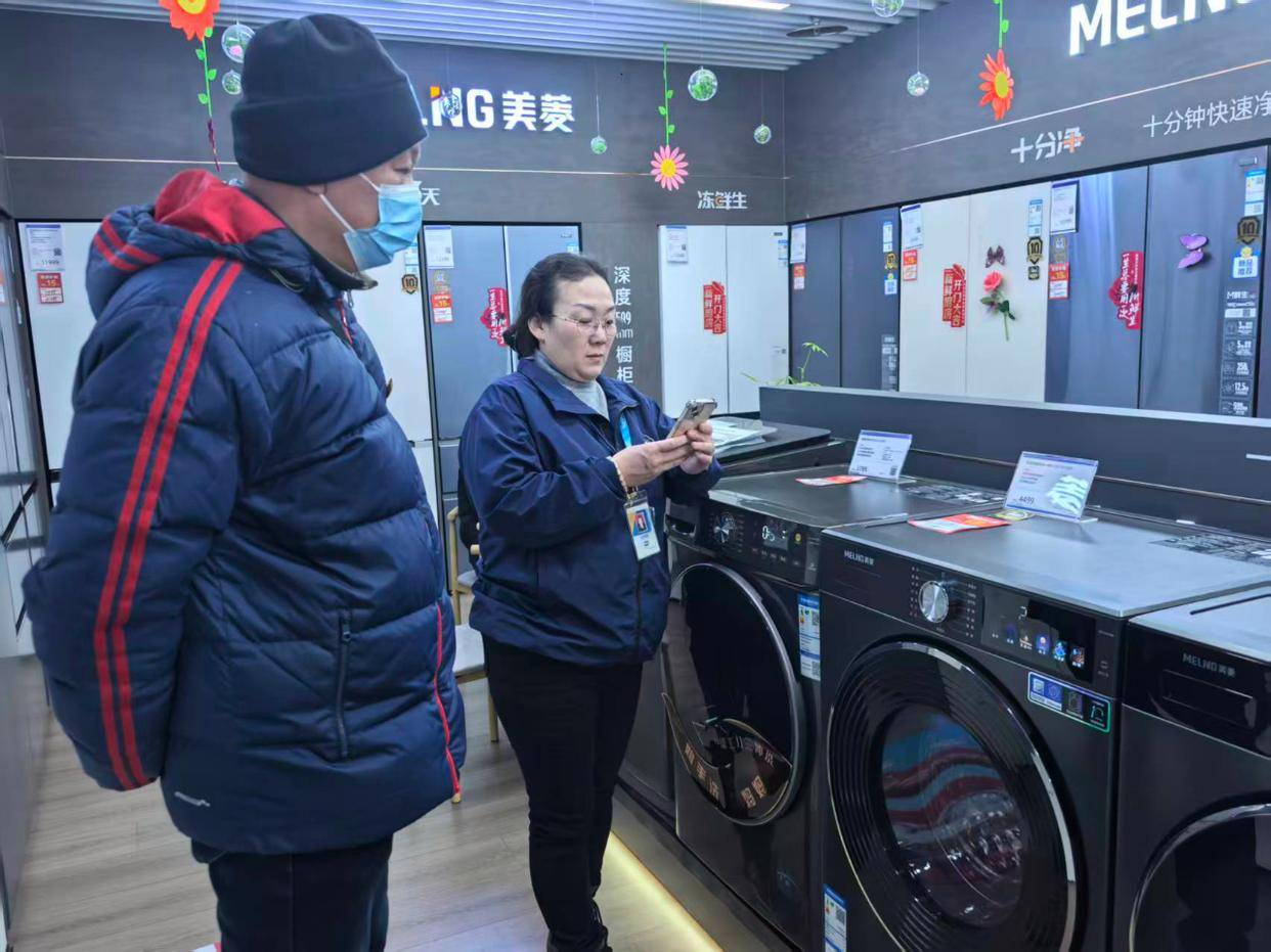 层｜以旧换新：春节消费的“新引擎”j9九游真人游戏第一平台新春走基(图2)