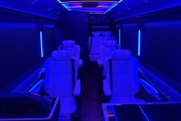 旗国悦落地价 红旗国悦12座现车参数j9九游会(中国)网站2025款红(图5)